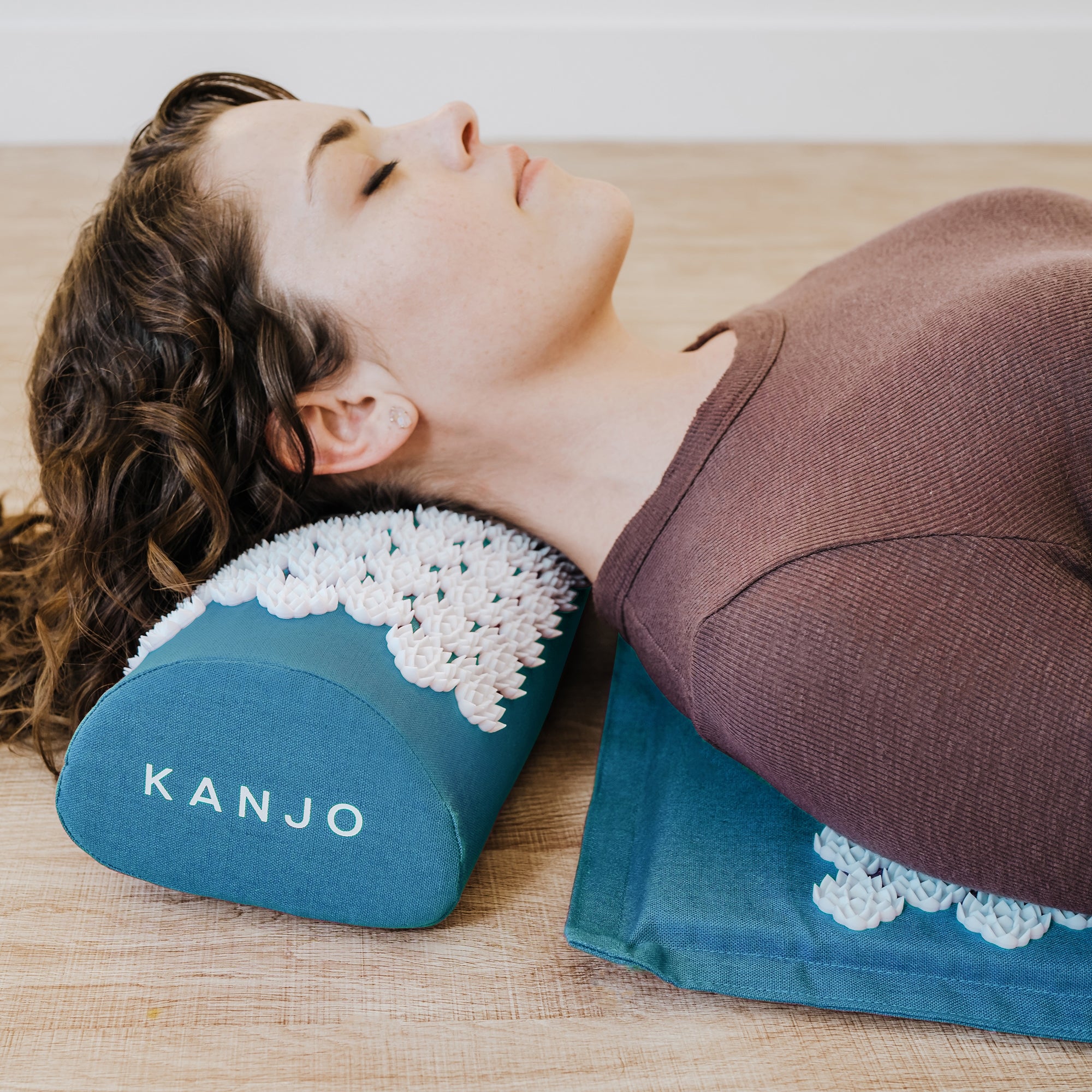 Kanjo Acupressure Mat Set Sapphire Cotton-Linen Fabric / Memory Foam / Plastic Mat: 17 X 28 Inch / Pillow: 6 X 14 Inch - image 6