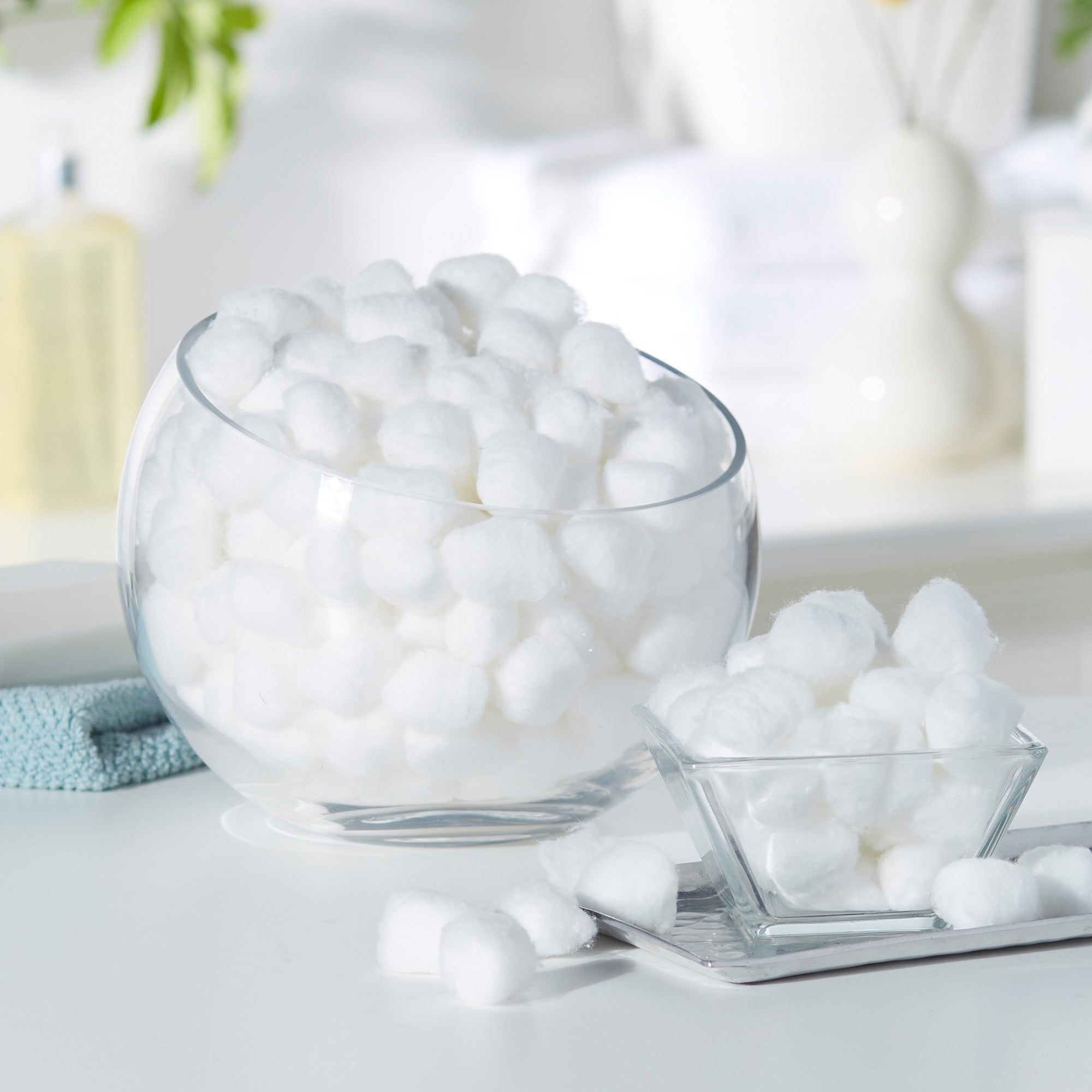 McKesson Medium Cotton Balls - 100% Pure Cotton, Non-Sterile, White (2000 Units)