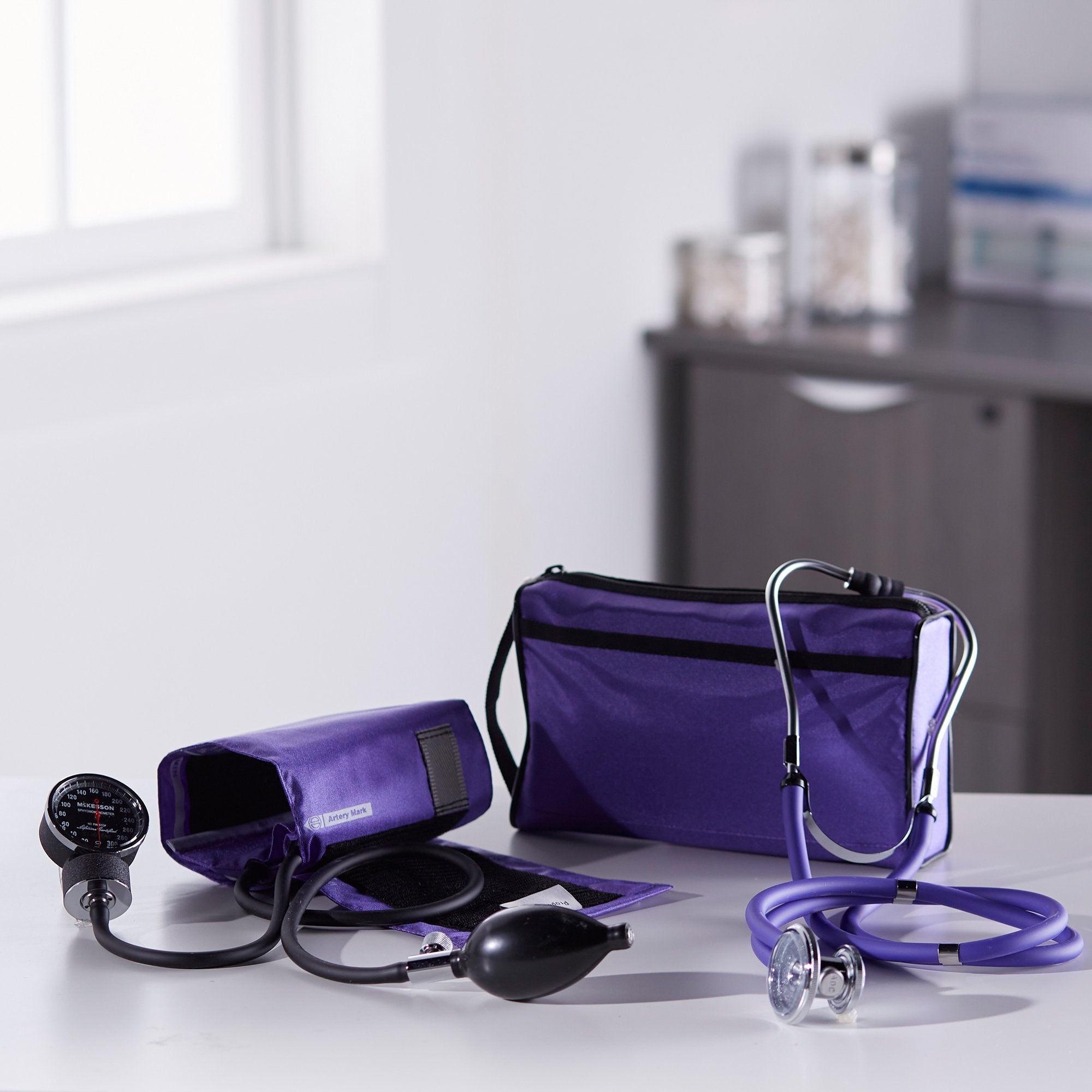 McKesson LUMEON™ Aneroid Sphygmomanometer/Sprague Kit (1 Unit)
