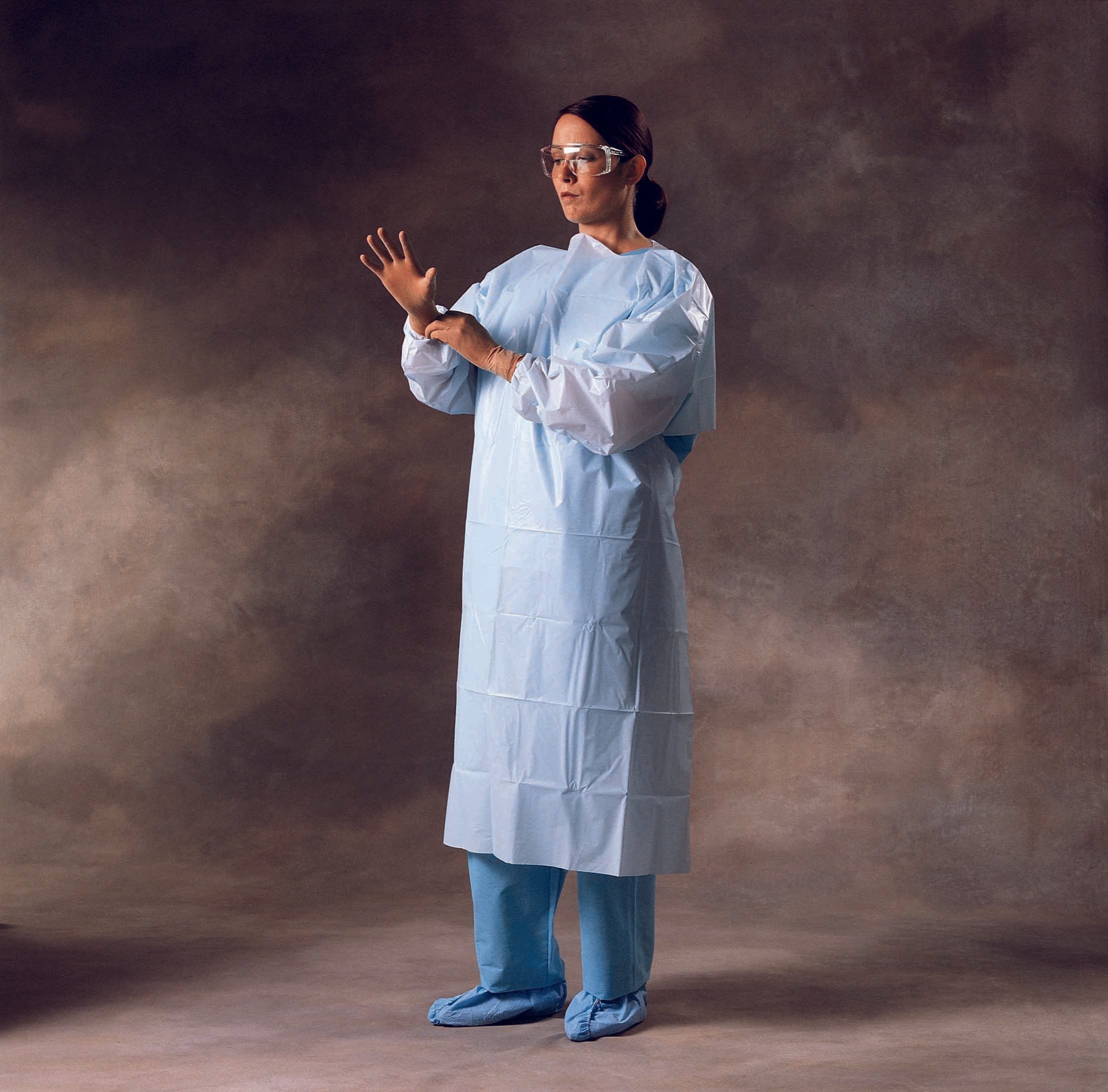 Halyard Over-the-Head Protective Procedure Gown (12 Units)