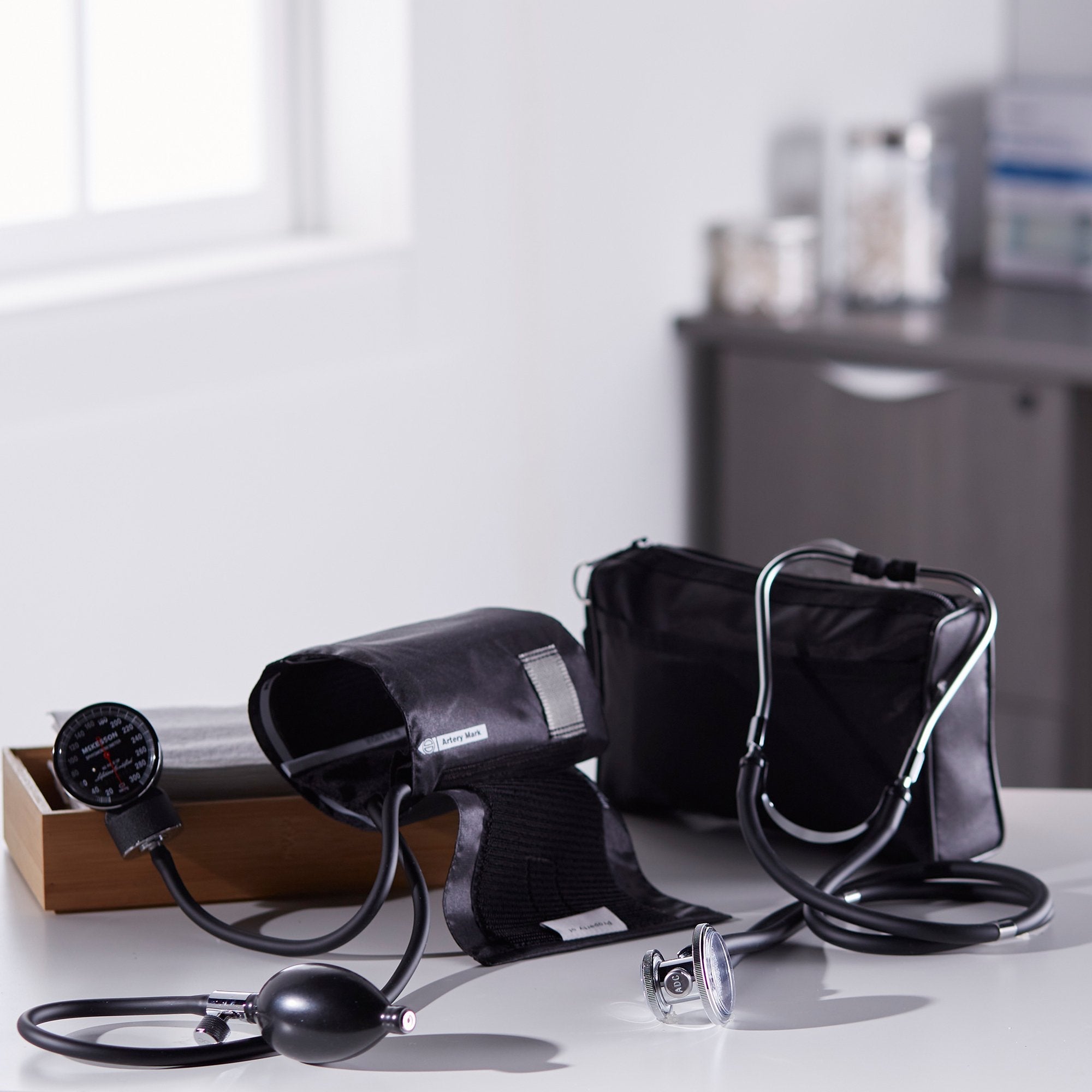 McKesson LUMEON™ Aneroid Sphygmomanometer/Sprague Kit (1 Unit)